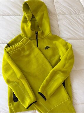 NWOT Nike Tech Fleece Slime Green Hoodie & Joggers Set